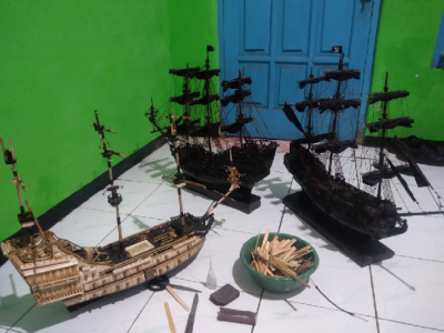 Miniatur kapal bajak laut( black pearl & queen anne's revenge)
