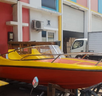 Speed boat kapal fiber penarik banana boat dan patroli panjang 5 meter